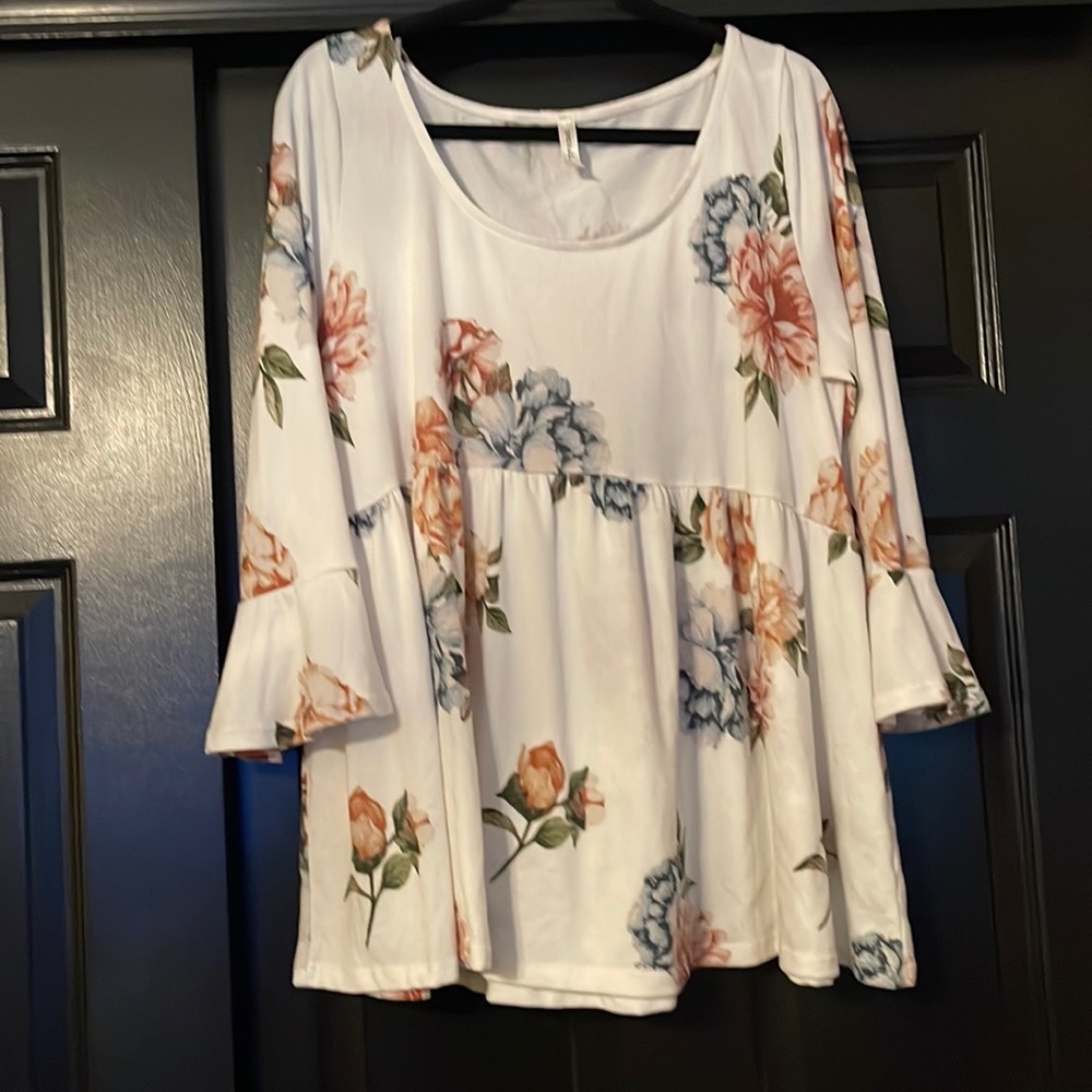 Light and breezy beautiful blouse bell sleeved, 3/4 sleeve in like new condition